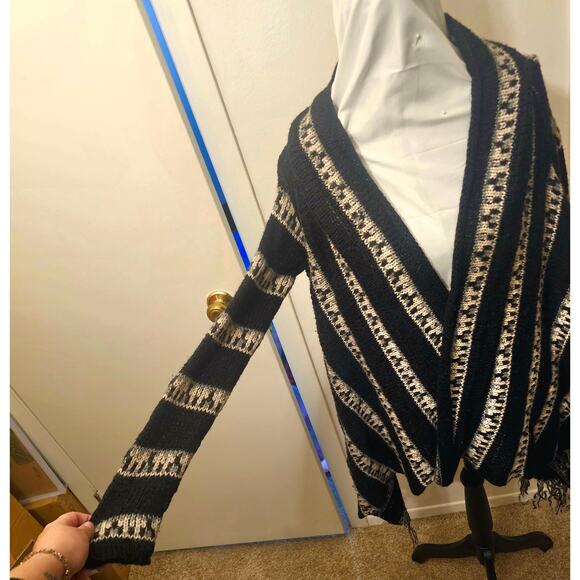 Billabong Black White Grey Striped Knit Shawl Cardigan Poncho Wrap Fringed M/L - Picture 3 of 11